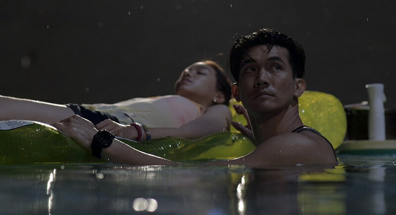 2 nhân vật bị kẹt trong hồ bơi sâu 6 mét sắp cạn nước - Hồ Bơi Tử Thần (The Pool)