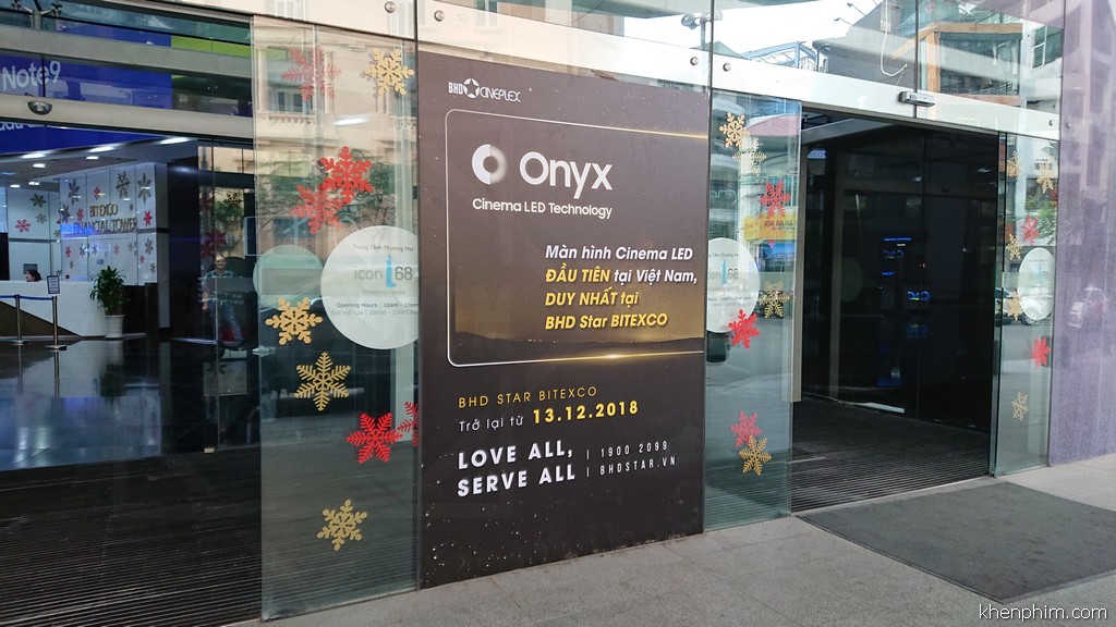Quảng cáo về màn hình Onyx được đặt tại lối ra vào tầng trệt Bitexco