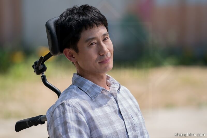 Shin Ha Kyun vào vai người anh trai liệt toàn thân - phim Thằng Em Lý Tưởng