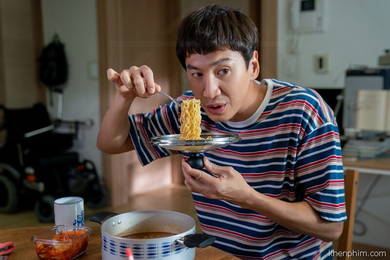 Lee Kwang Soo vào vai em trai thiểu năng phim Thằng Em Lý Tưởng