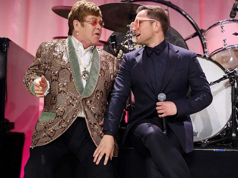 Elton John thật (bên trái) và Elton John "giả"