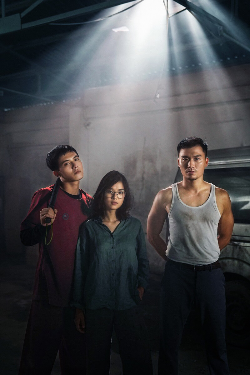 Hoàng Yến Chibi (đứng giữa) đóng vai Loan trong phim Người Cần Quên Phải Nhớ