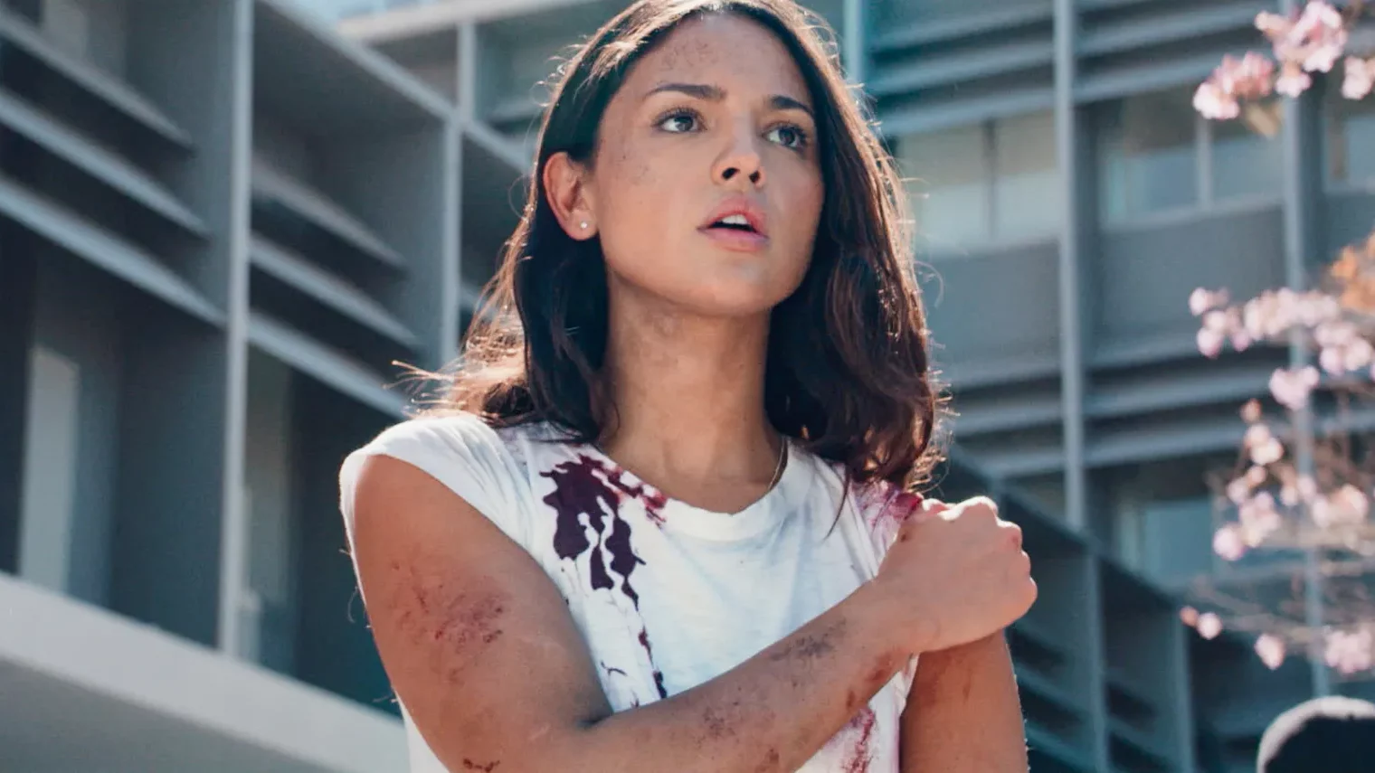 Nữ diễn viên Eiza González trong vai nhân viên xe cấp cứu