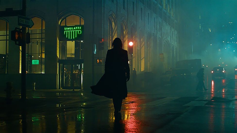 Neo một mình trên phố