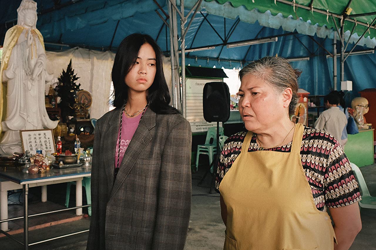 Một trong những người mẹ (bên phải) mặn mòi nhất điện ảnh Thái Lan