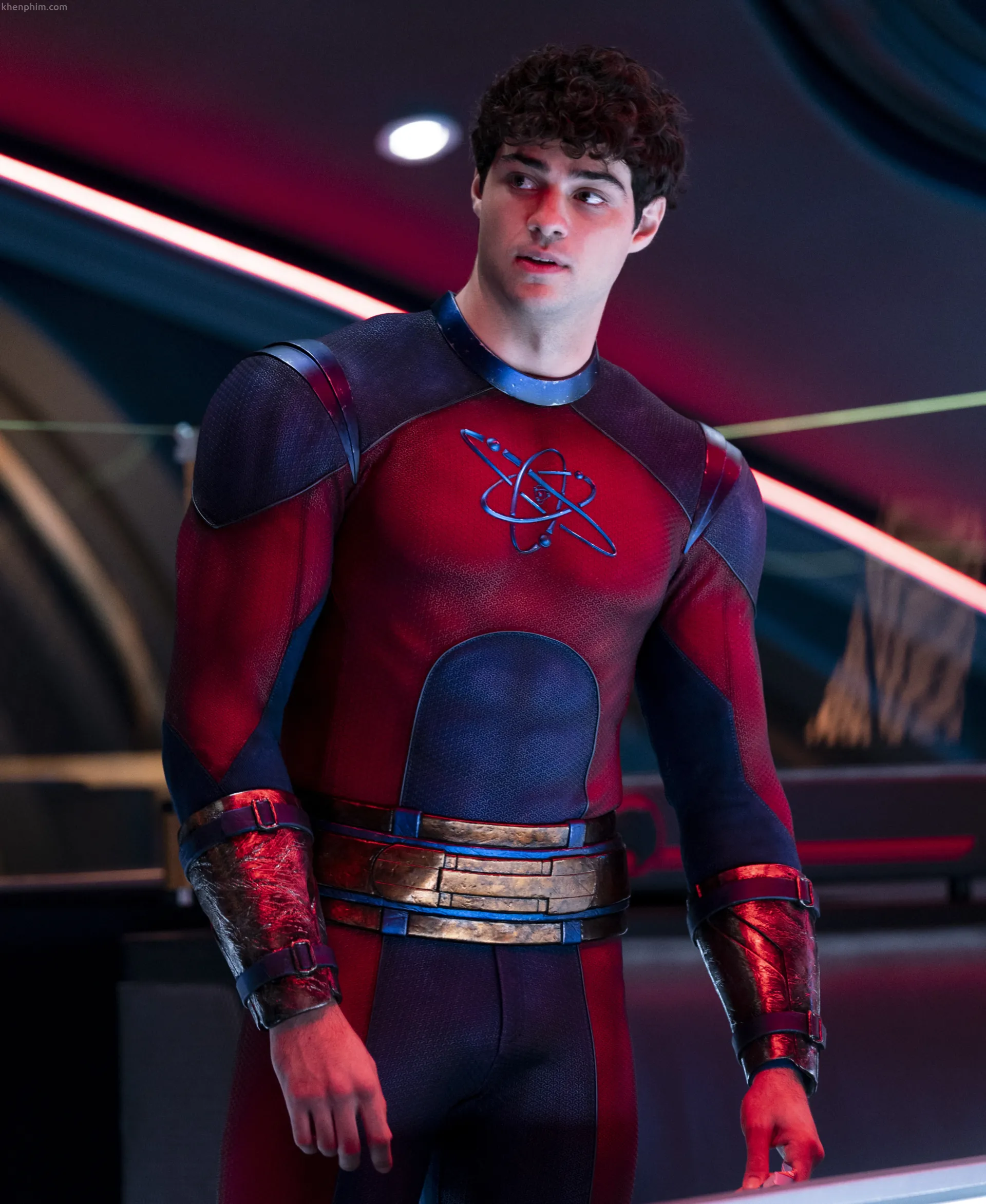 Noah Centineo có bộ đồ đẹp nhưng hơi giống Spider-Man - phim Black Adam