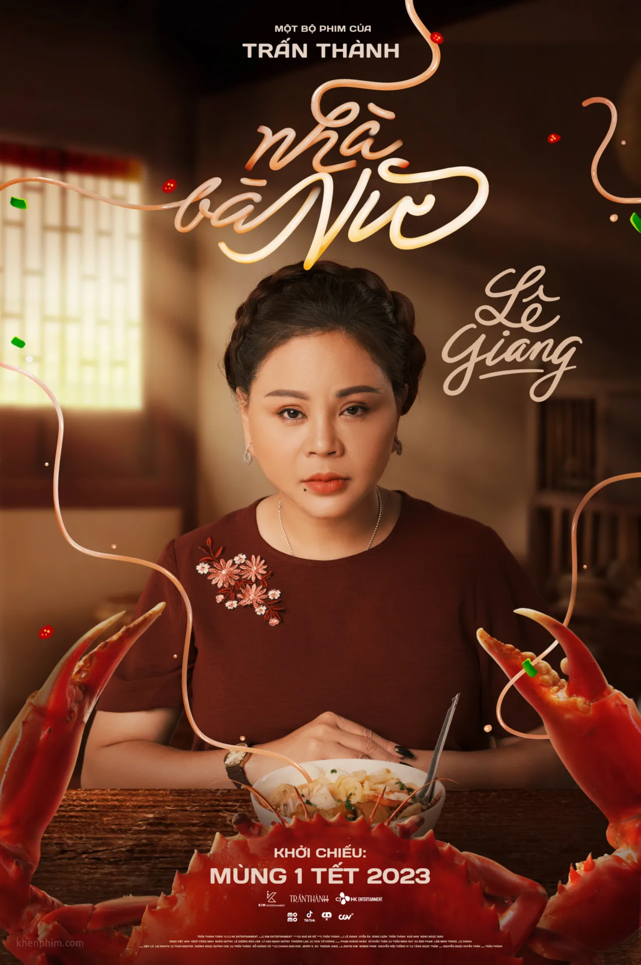 Bà Nữ - nhân vật chính của phim, do Lê Giang vào vai.
