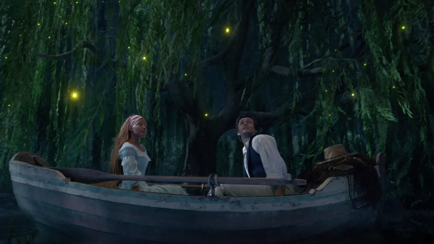 Hoàng tử Eric chèo thuyền cùng Ariel