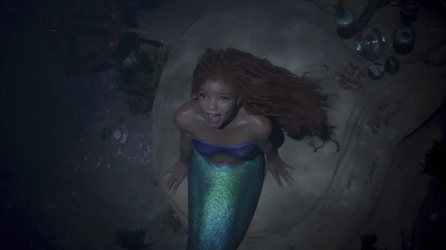 Ariel đang cất giọng ca của mình từ đáy biển sâu