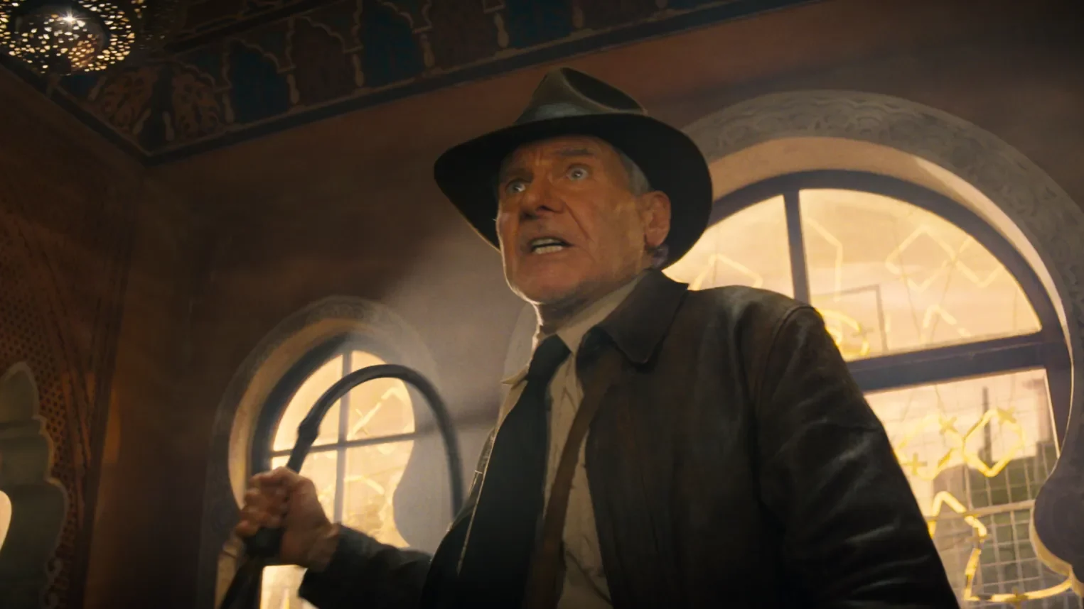 Màn cầm roi quất tới quất lui huyền thoại trong loạt phim về Indiana Jones