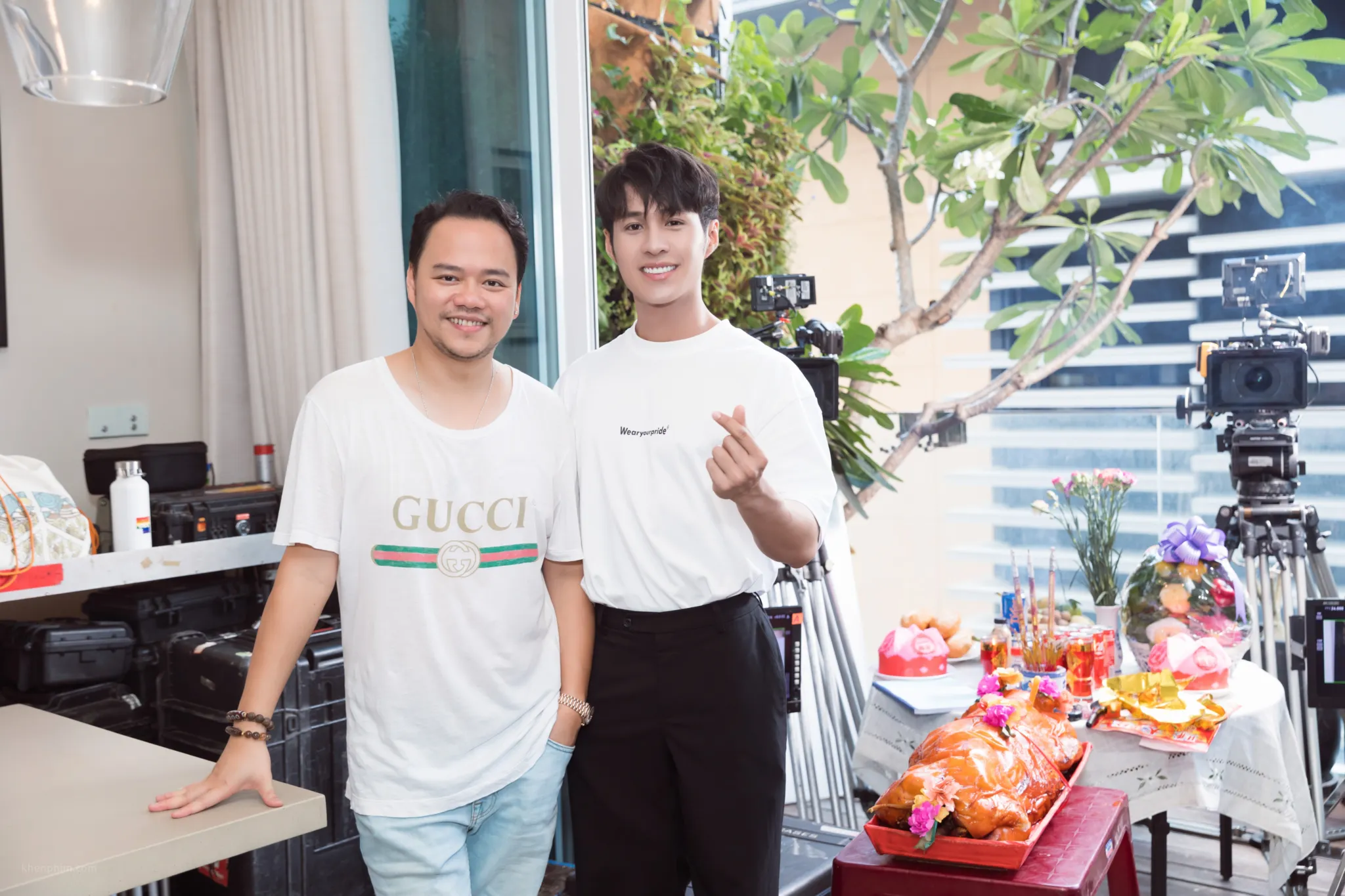Đạo diễn Hoàng Duy và diễn viên Otis tại buổi khai máy phim "Quý Cô Thừa Kế 2"