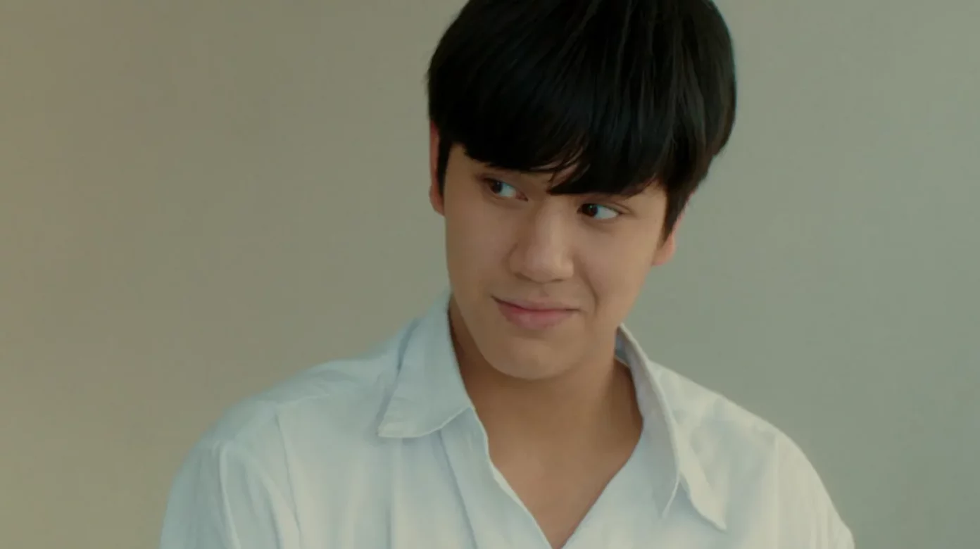 Nam diễn viên trẻ Nanon trong vai Tong