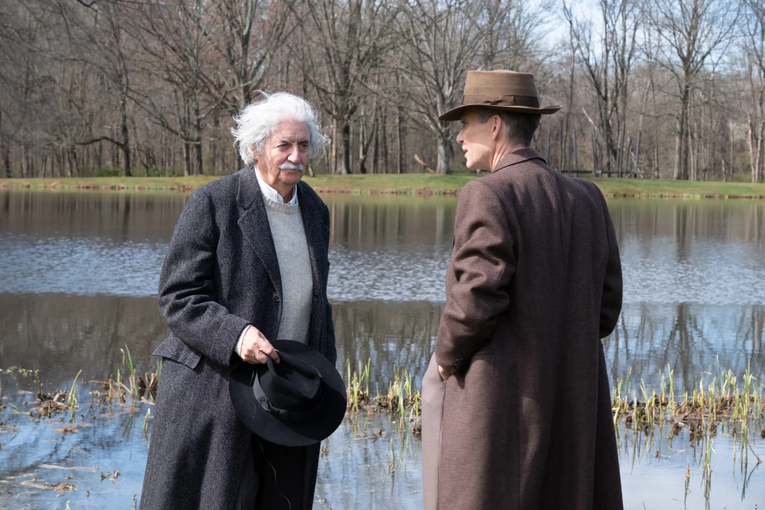 Khoảnh khắc mà Oppenheimer trò chuyện cùng Albert Einstein