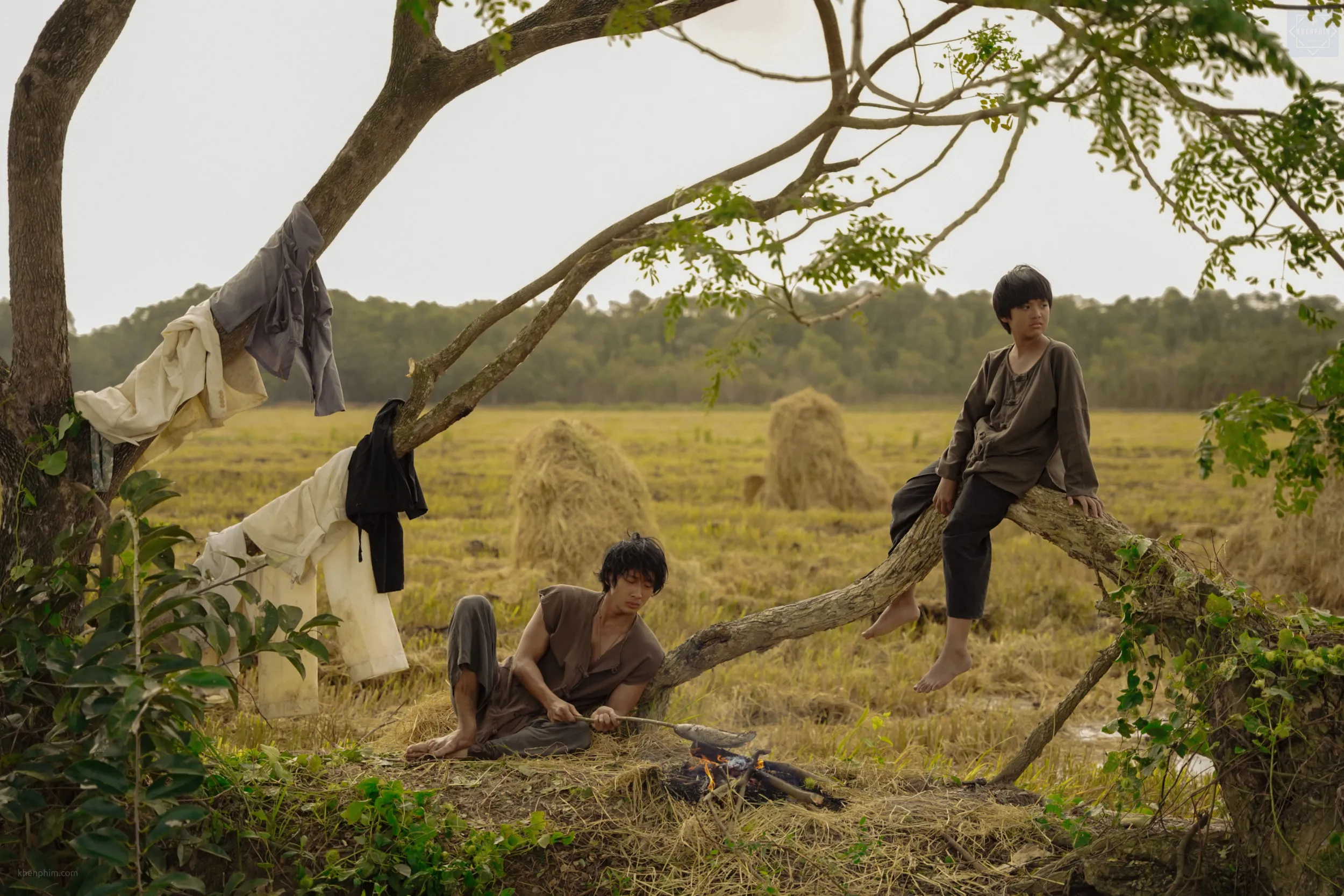 Út Lục Lâm (Tuấn Trần đóng) và bé An (Hạo Khang) trong một cảnh phim
