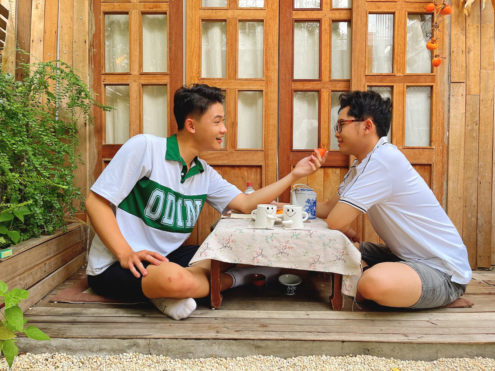 Minh Hiếu (bên phải) và Nhật Huy là hai diễn viên chính trong phim ngắn Đã Lâu Không Gặp