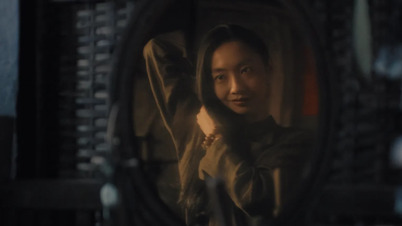 Hoàng Hà vào vai Phong (vợ của Sang) trong phim Kẻ Ăn Hồn