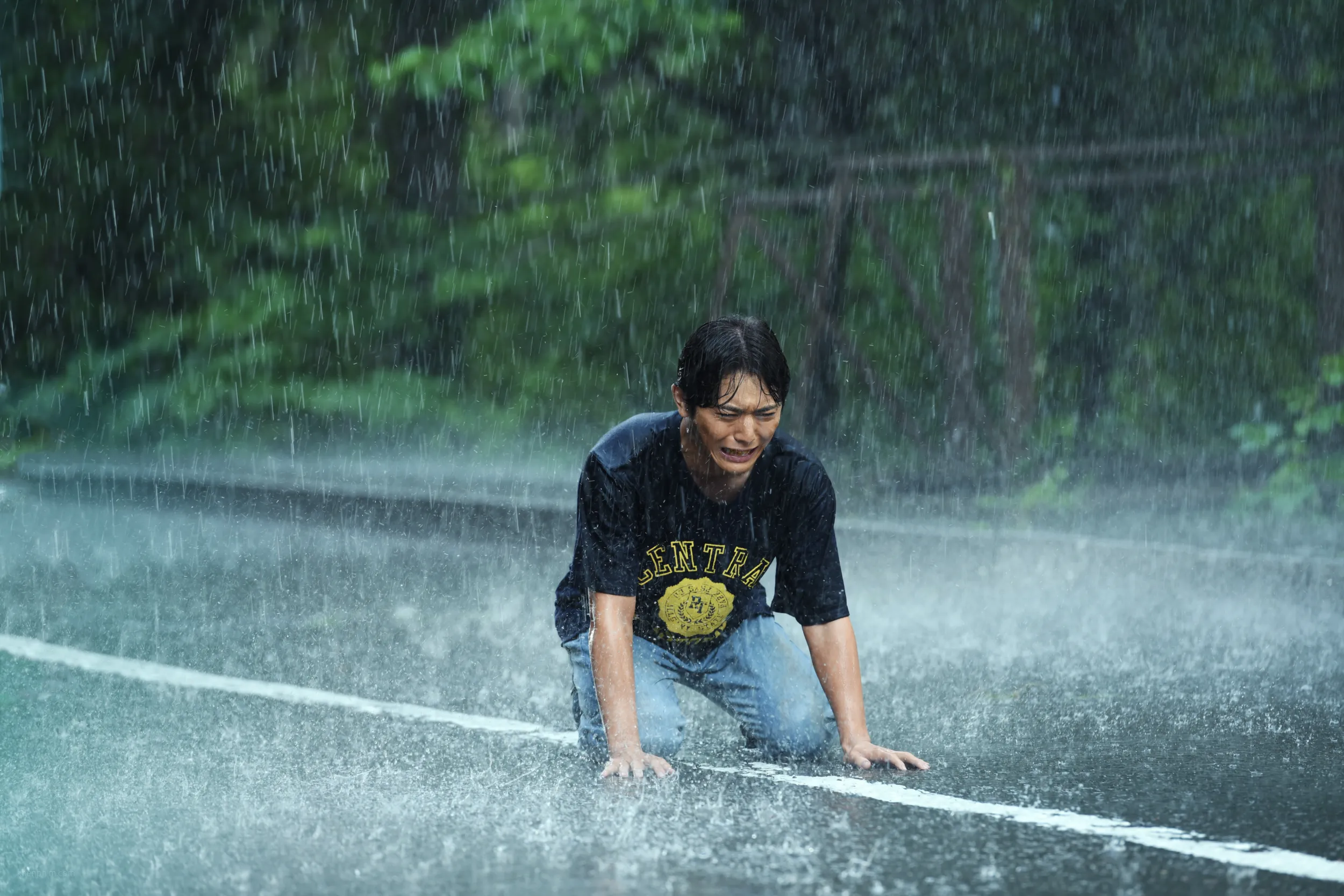 Aoi đau khổ trong cơn mưa vì chuyện tình cảm