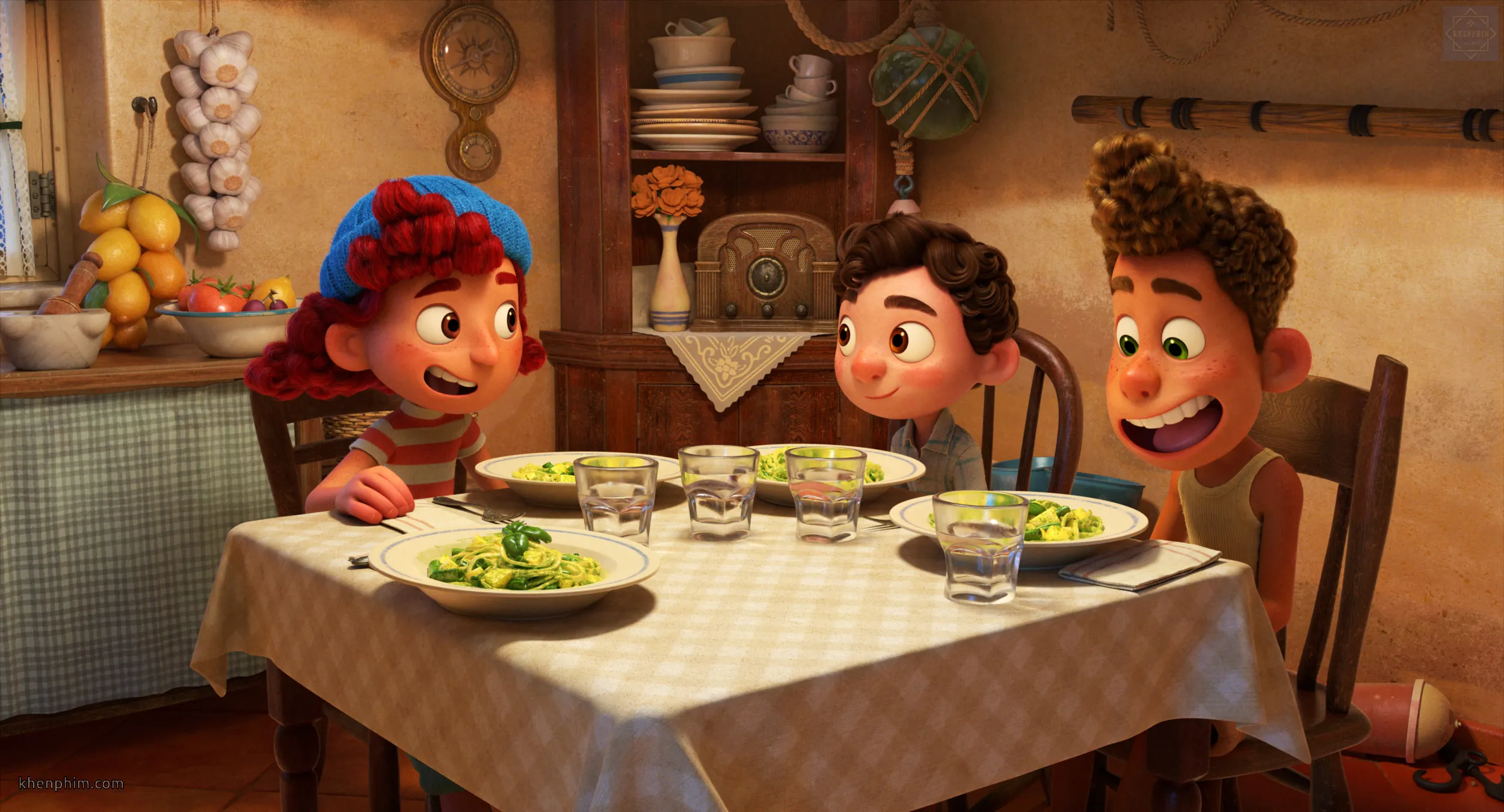 Từ trái qua: Giulia, Luca và Alber to đang thưởng thức món mì ngon tuyệt
