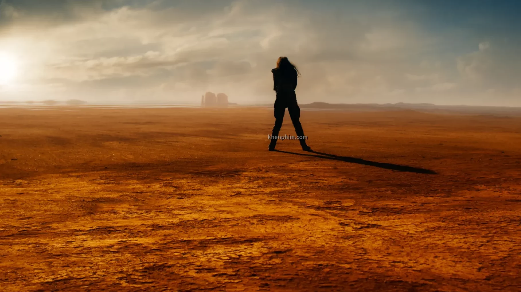 Phim có nhiều cảnh quay sa mạc rộng mênh mông, tạo cảm giác choáng ngợp nhưng cô đơn - phim Furiosa: A Mad Max Saga (Furiosa: Câu chuyện từ Max điên)
